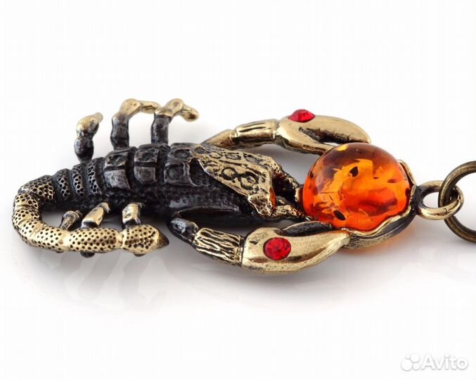 Брелок для ключей Скорпион латунь янтарь
