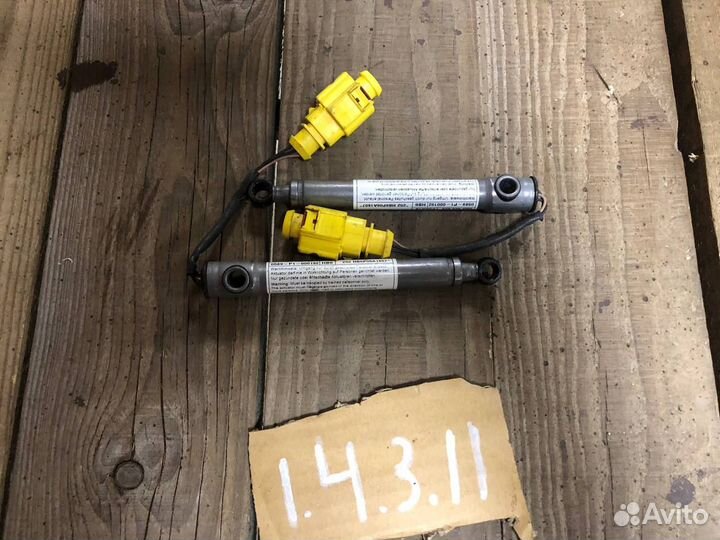 4M0823823 Q7 4M Audi петля капота пирапотрон