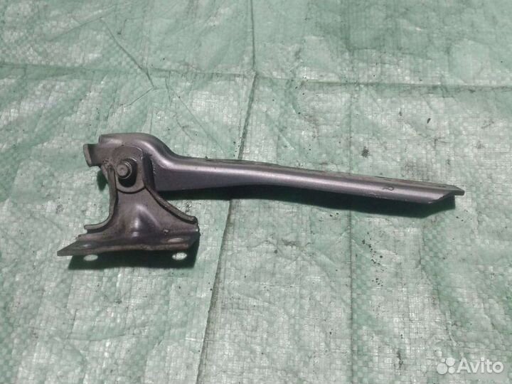 Петля капота правая Audi 80 B3 седан 1.8I 1989