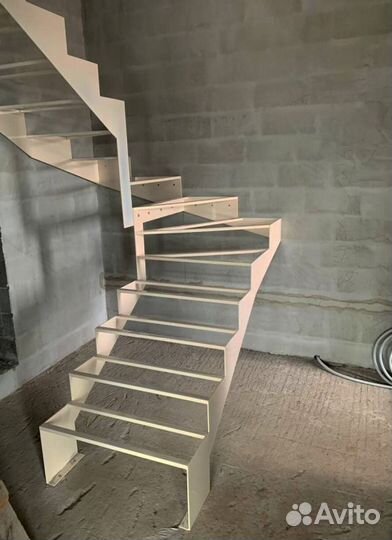 Лестница на металлокаркасе закрытого типа