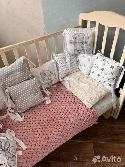 Детская кроватка с маятником белая