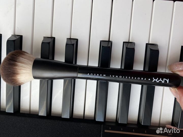 Кисть nyx для пудры и румян