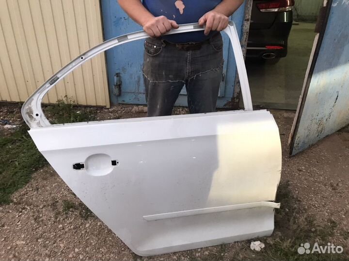 Правая задняя дверь Шкода рапид