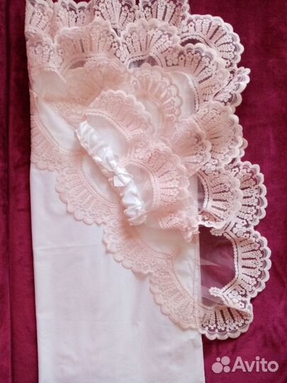 Красивый кружевной уголок с пояском на выписку