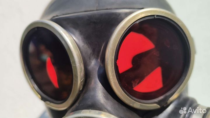 Противогаз с красными линзами. Gasmask red eyes