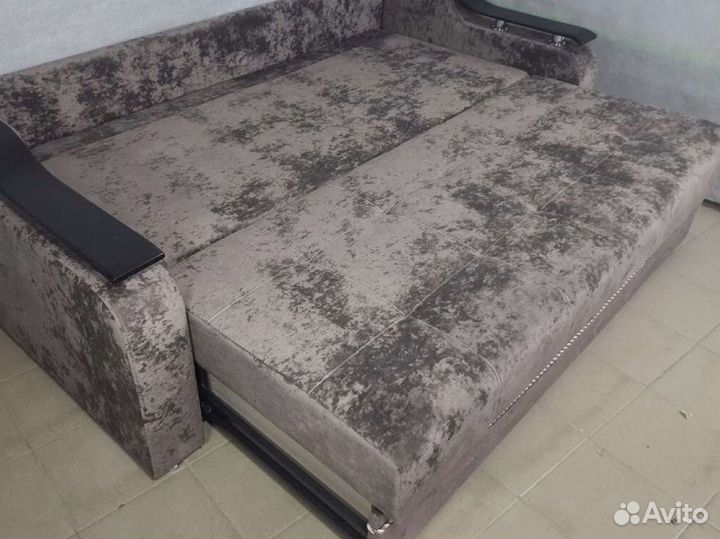 Диван на металлокаркасе