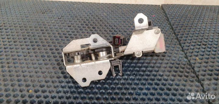 Замок багажника Volkswagen Touareg 7L