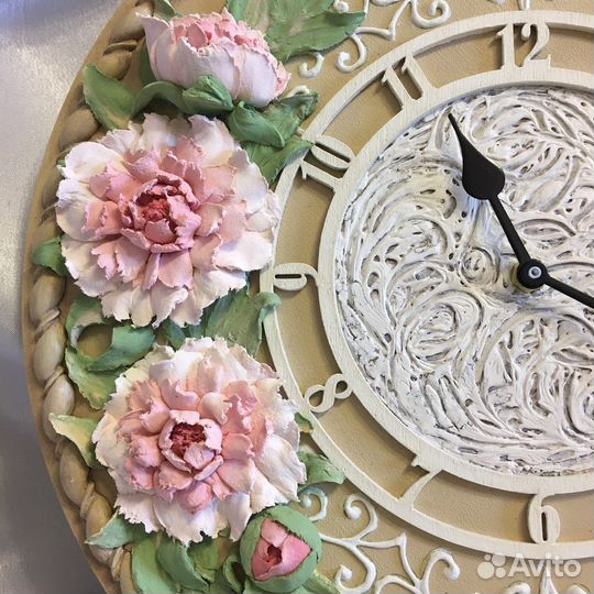 Часы ручной работы с объёмным декором