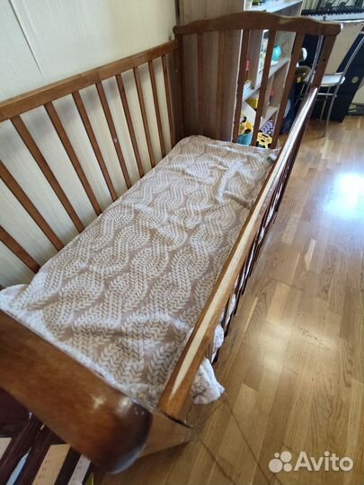 Детская кроватка с маятником