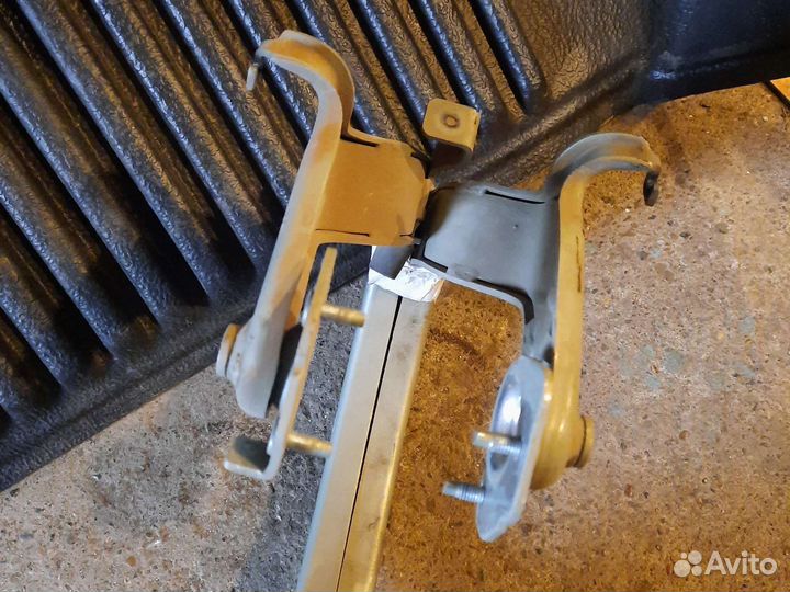 Кронштейн, петля крышки багажника Renault Symbol