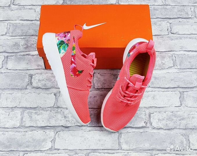 Женские кроссовки