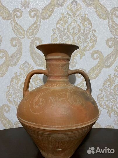 Большой глиняный кувшин