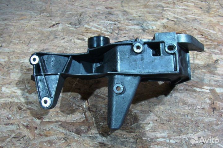 VW Touareg Кронштейн генератора