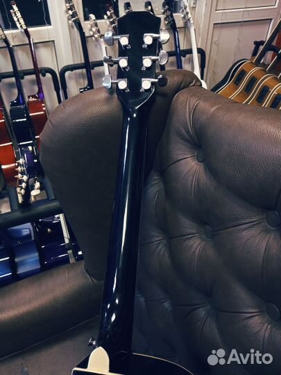 Электроакустическая гитара черная