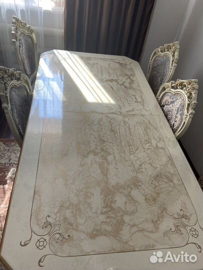 Стол со стульями