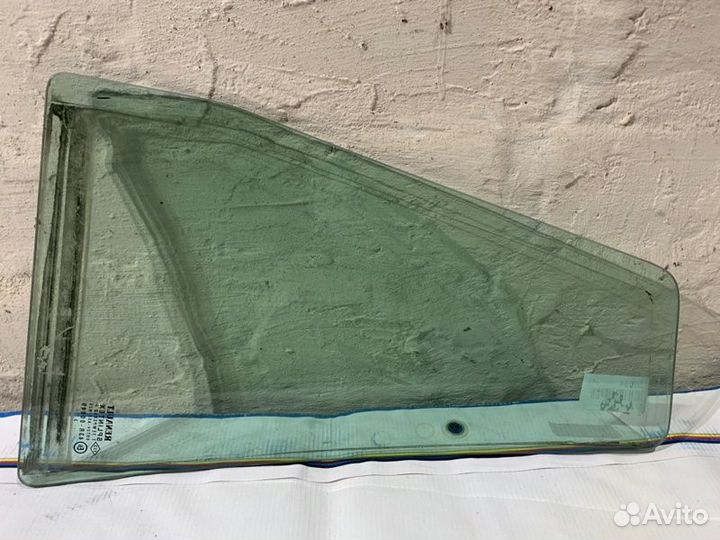 Стекло двери задней левой (форточка) Renault
