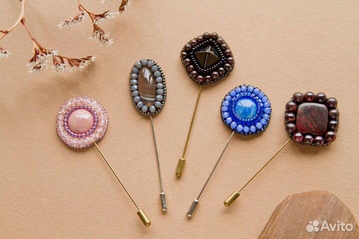 Брошь с минералом на шляпной иголке украшение