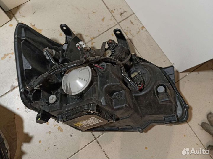 Фара Toyota Noah AZR60