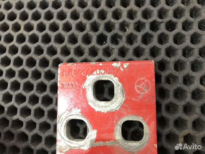 Петля двери передней левой