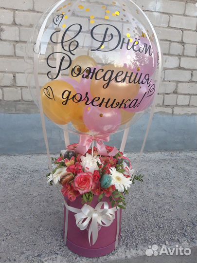 Букет из конфет, цветов и макаронс