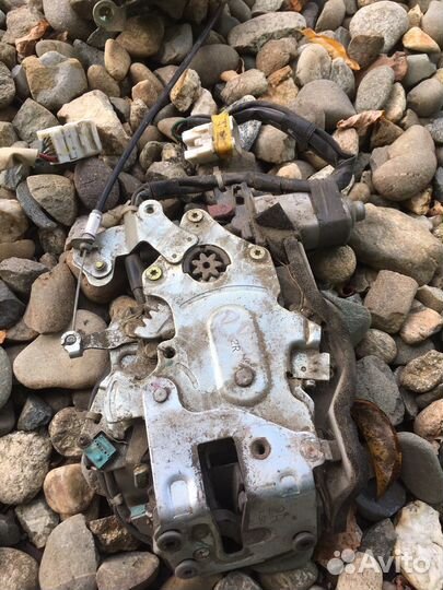 Замок задней боковой двери Toyota Noah 2002, AZR