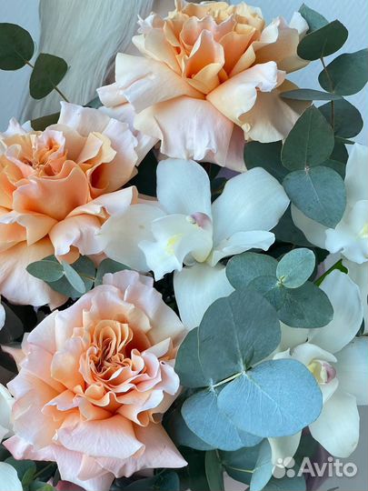 Композиция с розами и орхидея