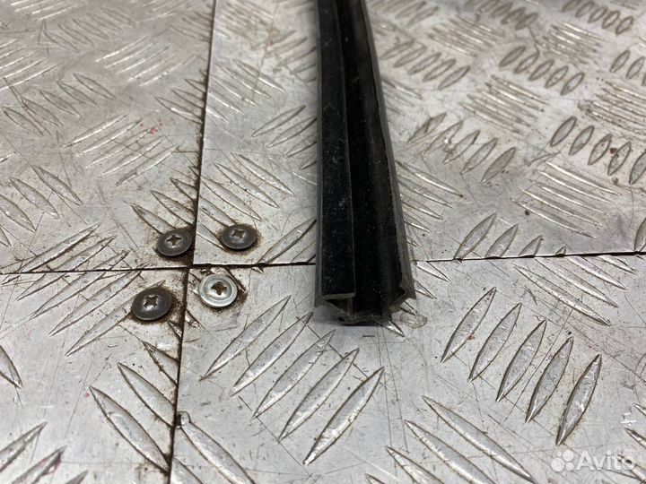 Б/У уплотнительная резинка стекла задний левый