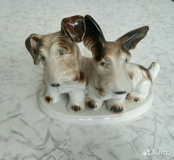 Фарфоровая статуэтка собак 