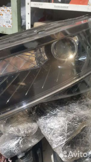 Левая фара Skoda Superb 3