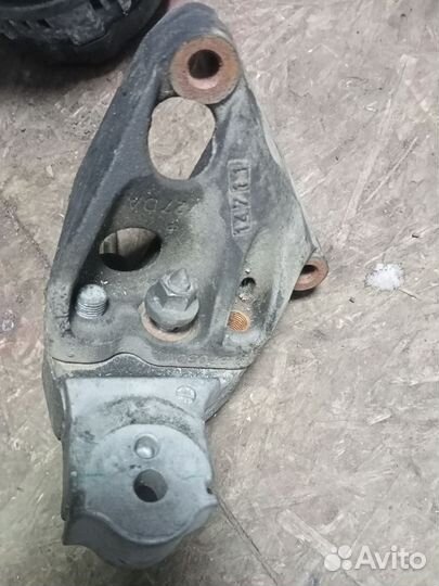 Кронштейн двигателя Toyota Rav4 40