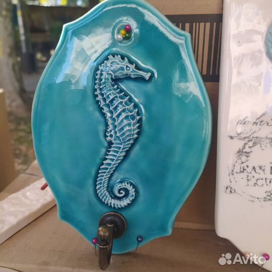 Настенный крючок панно. Керамический крючок