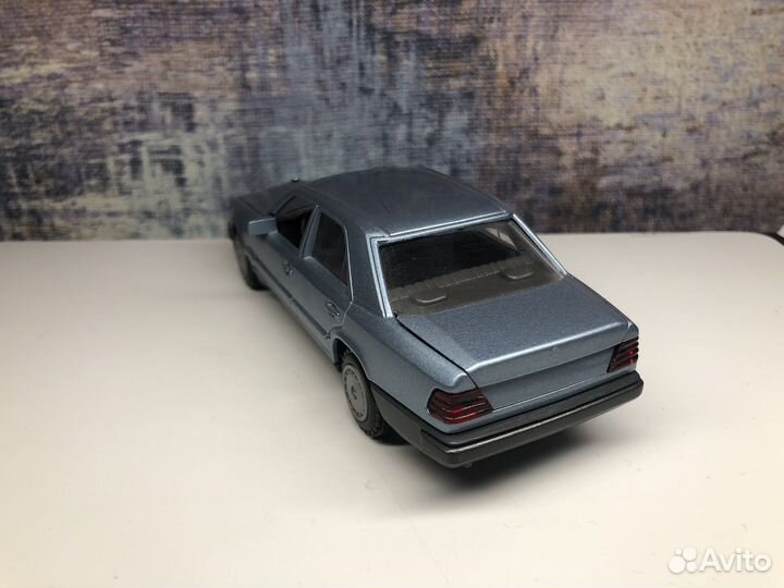 Cursor 1/35 Mercedes-Benz W124