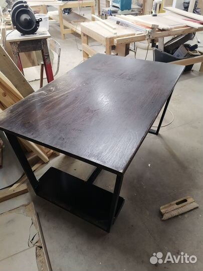 Стол с металлическими ножками