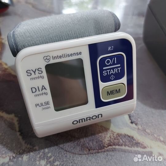 Тонометр на запястье omron