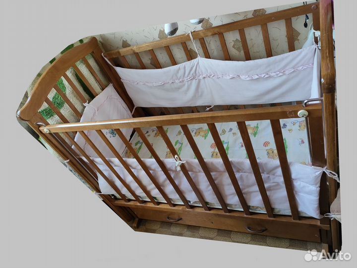 Детская кроватка с маятником, ящиком и матрасом