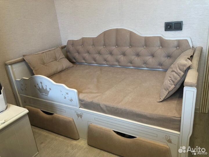 Детская кроватка с мягкой спинкой и ящиками