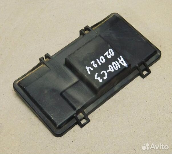 Крышка блока предохранителей Audi 100 C3