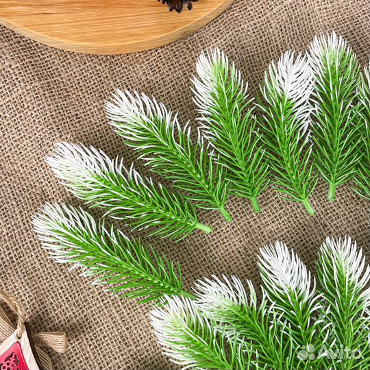 Еловая ветка, еловая лапка искусственная, Бело-зеленая, декор зимний 11 см, 30 штук