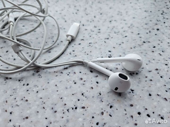 Наушники Apple EarPods с разъёмом Lightning