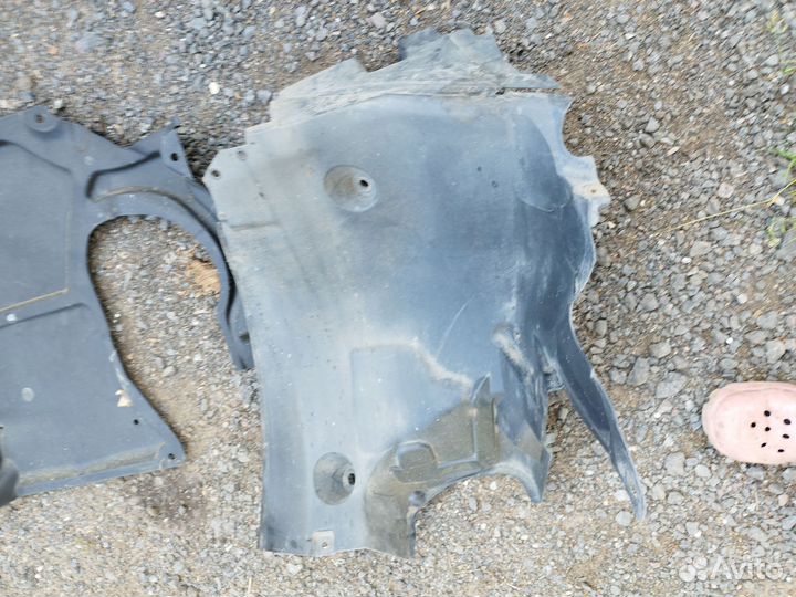 Передний правый подкрылок MB A2046900230