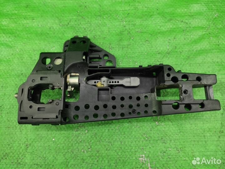 Кронштейн ручки перед. лев двери Audi Q5/A4/A5