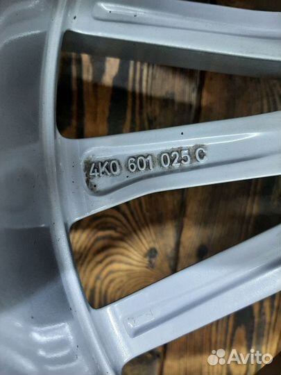 Комплект оригинальных колес r 18 для Audi A6 C8