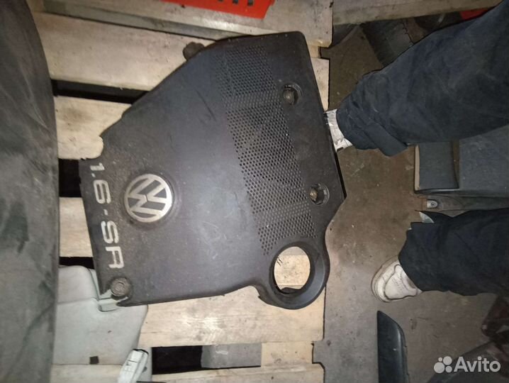 Крышка двигателя с дефектом Volkswagen