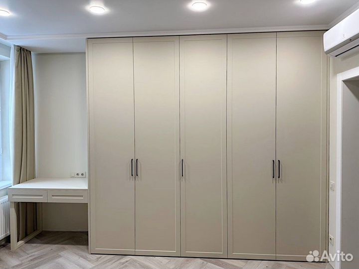 Продаю шкаф распашной с зеркалами