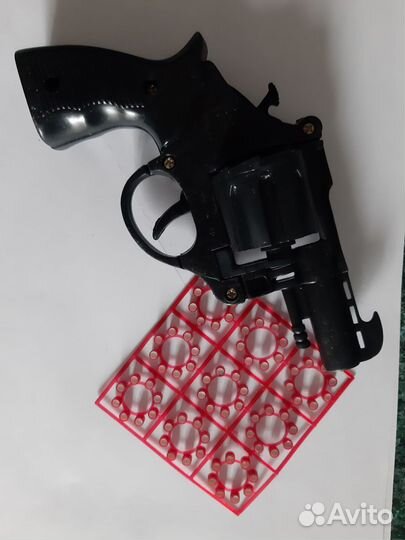 Пистолет пластиковый с пистонами (игрушка)