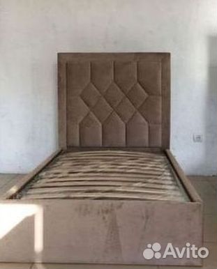 Кровать с молдингом