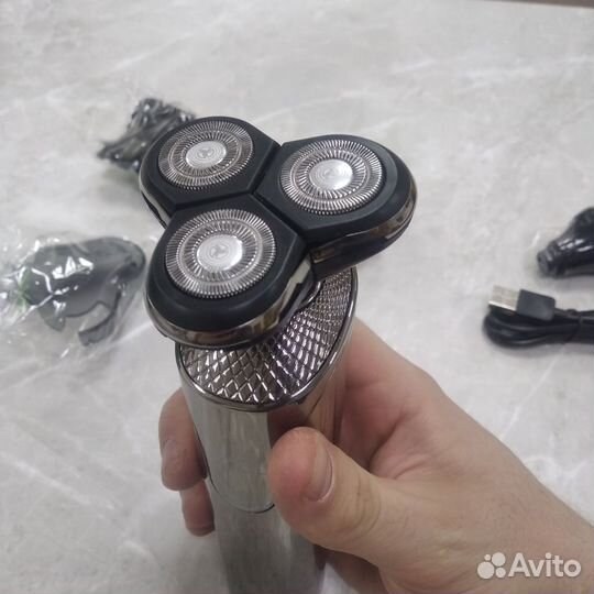 Безопасная электробритва для мужчины