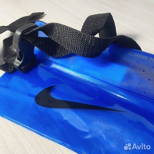 Защитные очки и непромокаемая сумка Nike