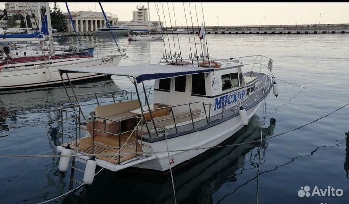 Катер в Ялте