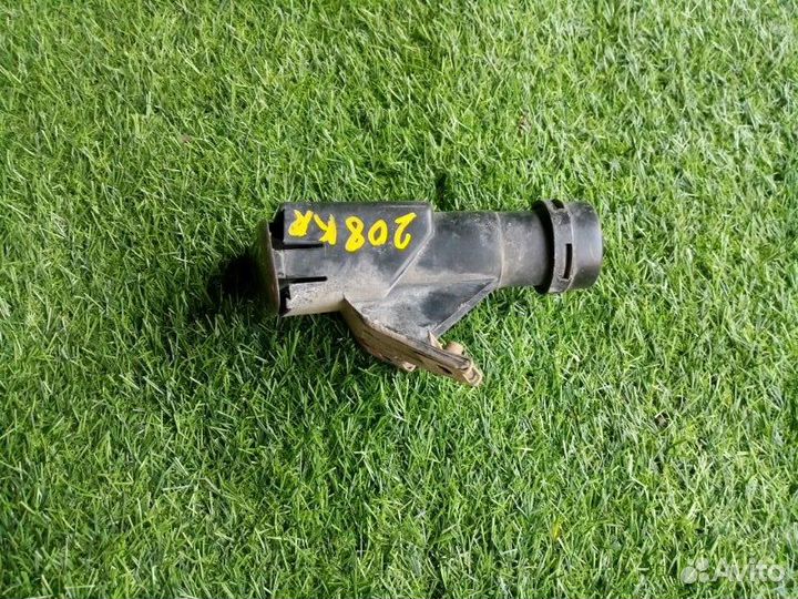 Форсунка омывателя фар правая Toyota Avensis T250